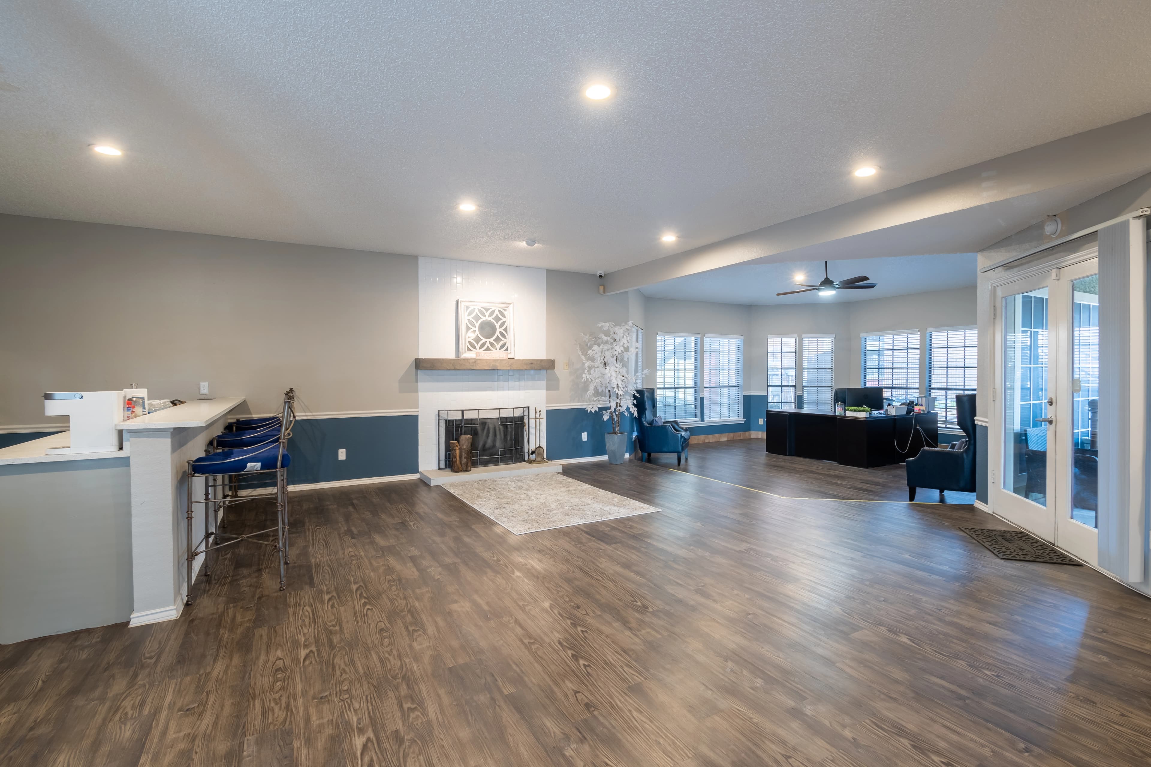 Resident clubhouse and coffee bar at La Prada Place Apartment Homes