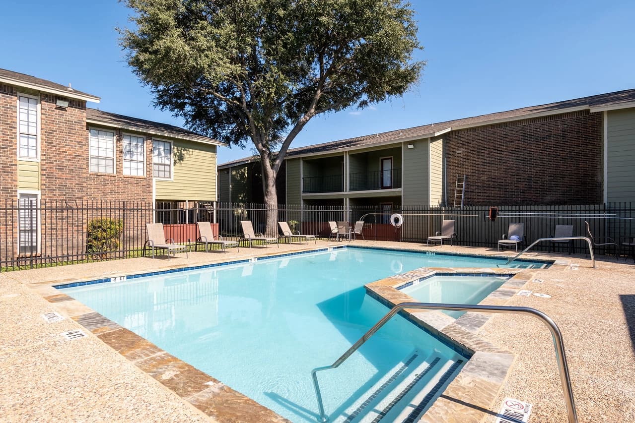 Swimming pool and hot tub at La Prada Place Apartment Homes