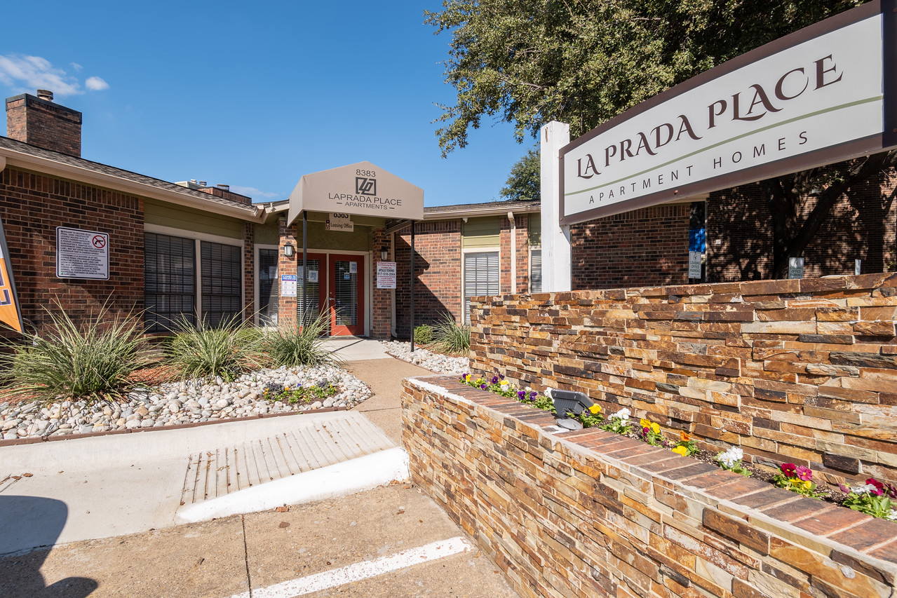 Outdoor lounge with comfy seating next to our resort-style swimming pool at our Dallas apartments