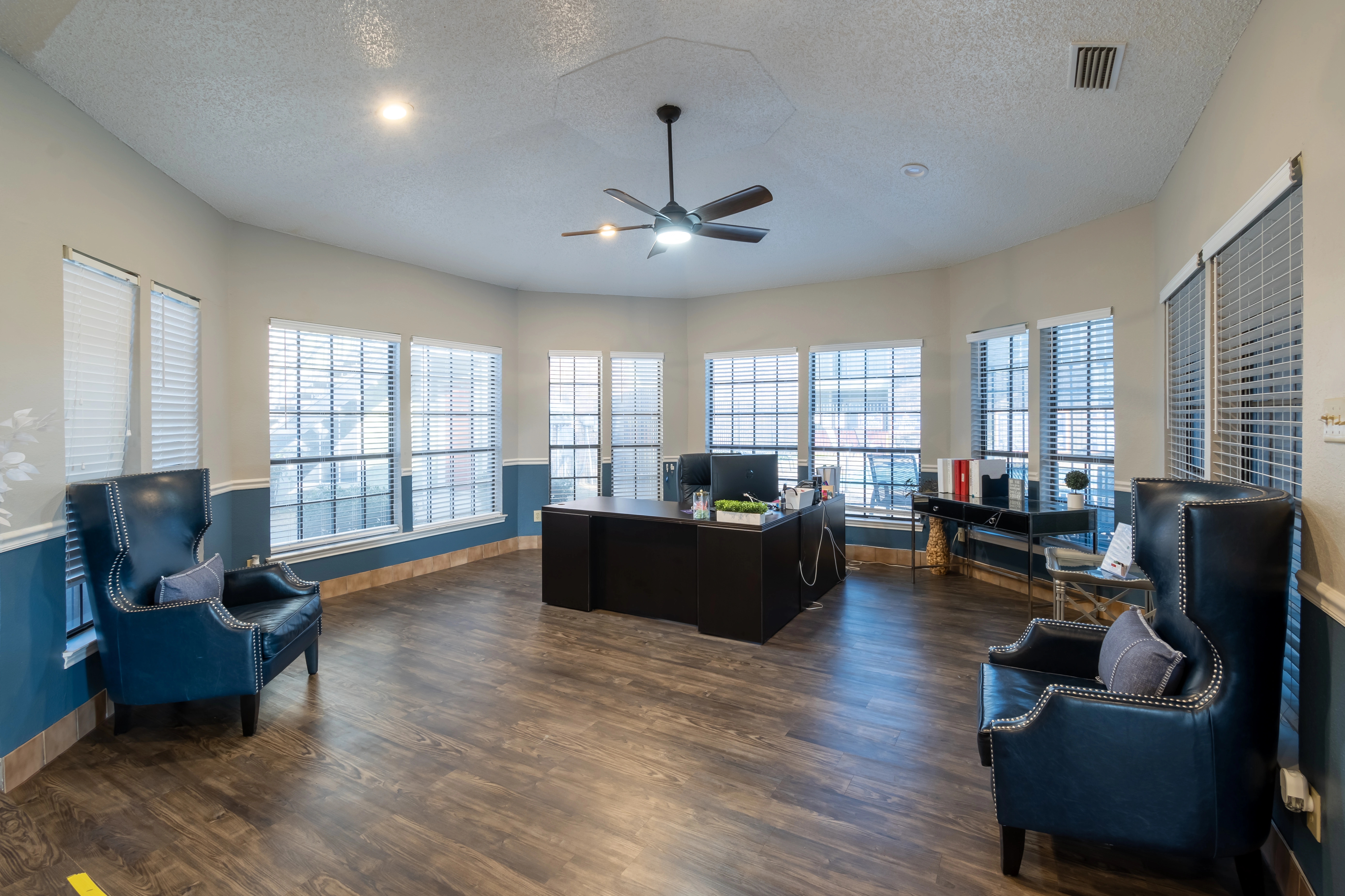 Resident seating and TV area at La Prada Place Apartment Homes