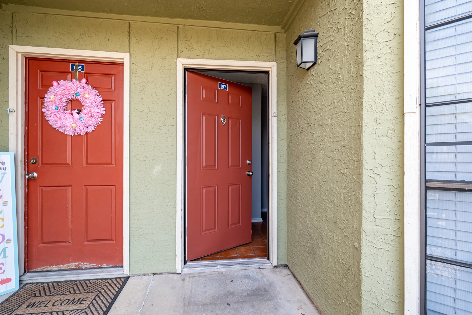 Private front entry foyer at La Prada Place Apartment Homes