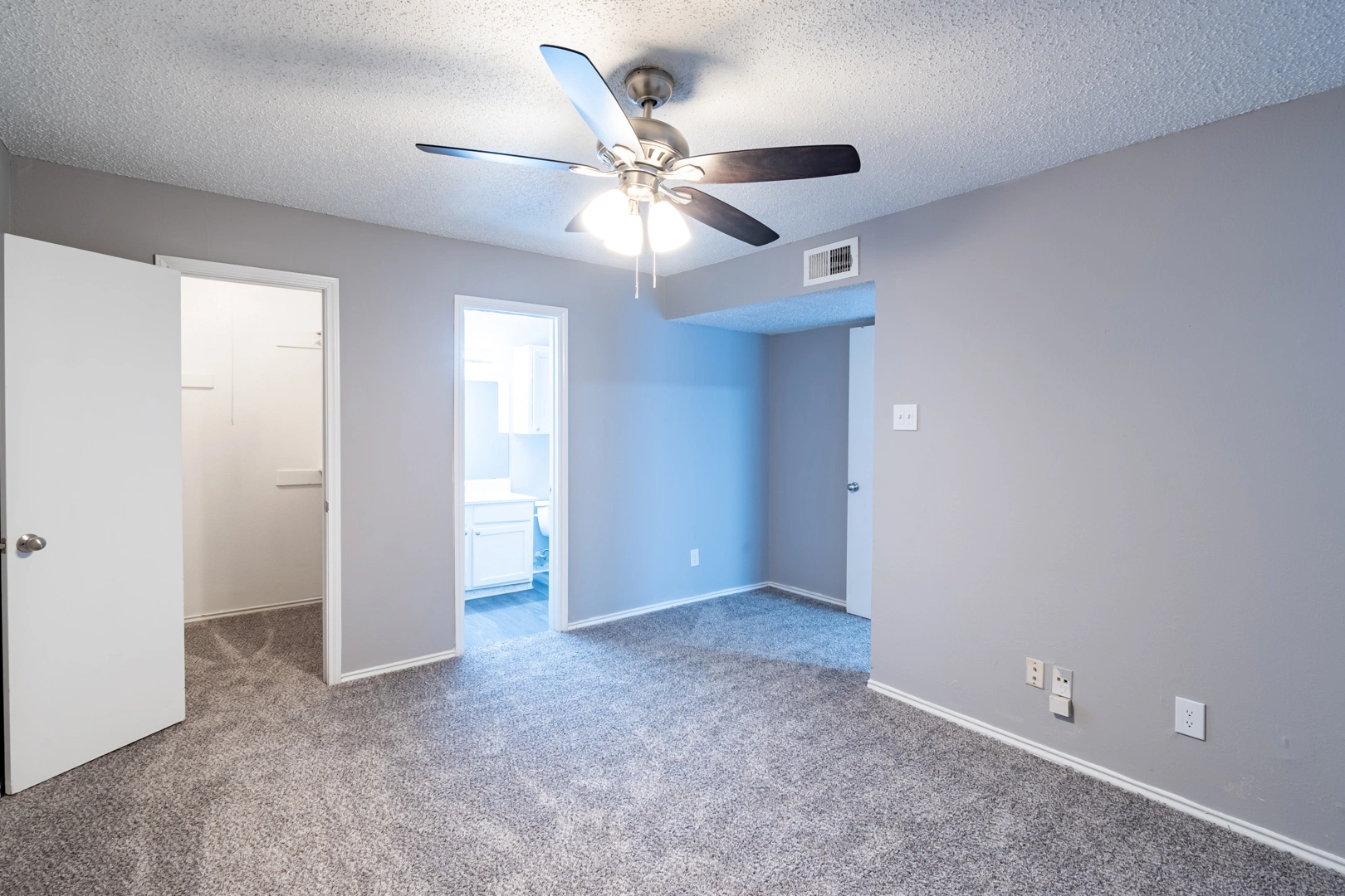 Bedroom suite dressing area at La Prada Place Apartment Homes