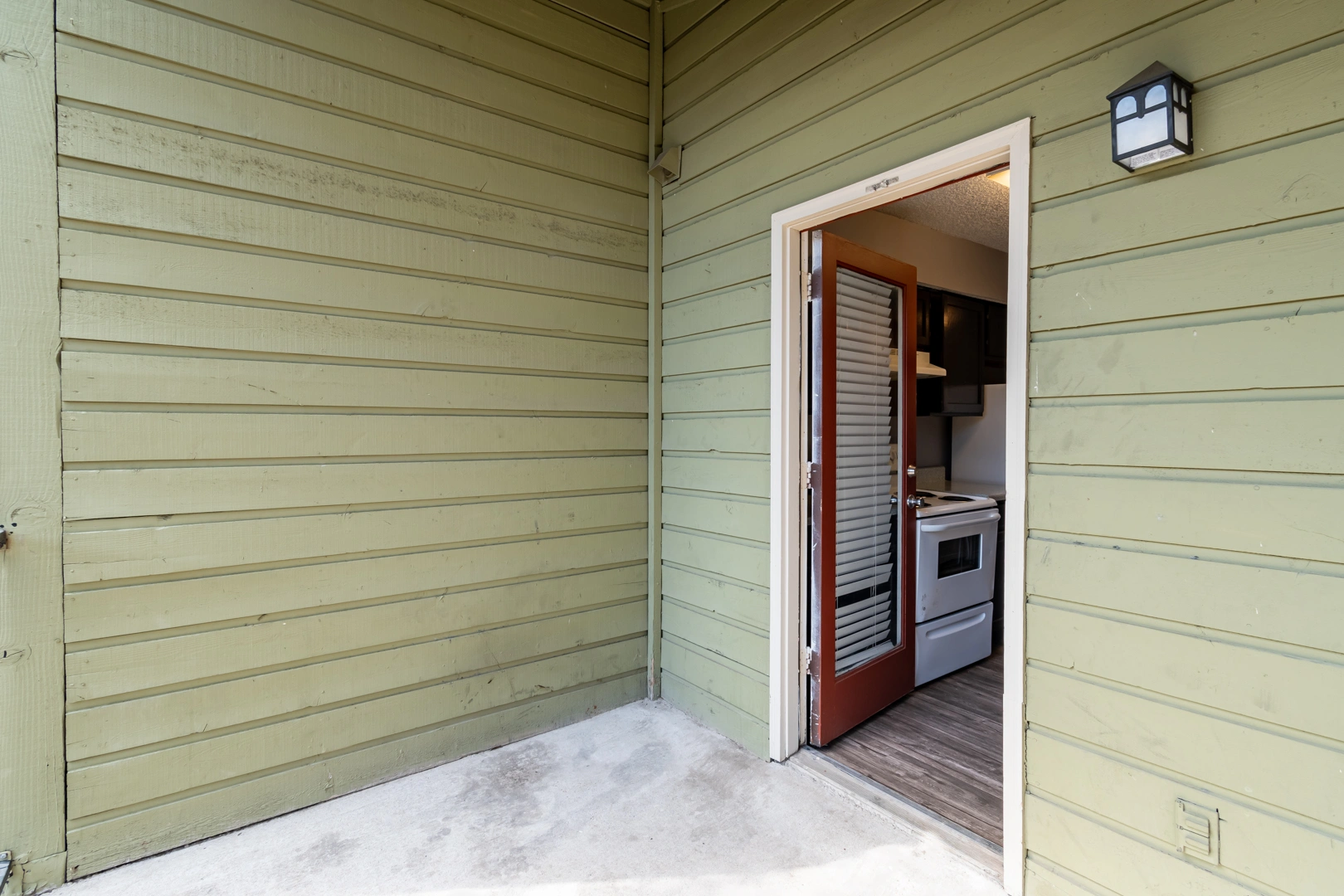 Covered patio exterior nook at La Prada Place Apartment Homes