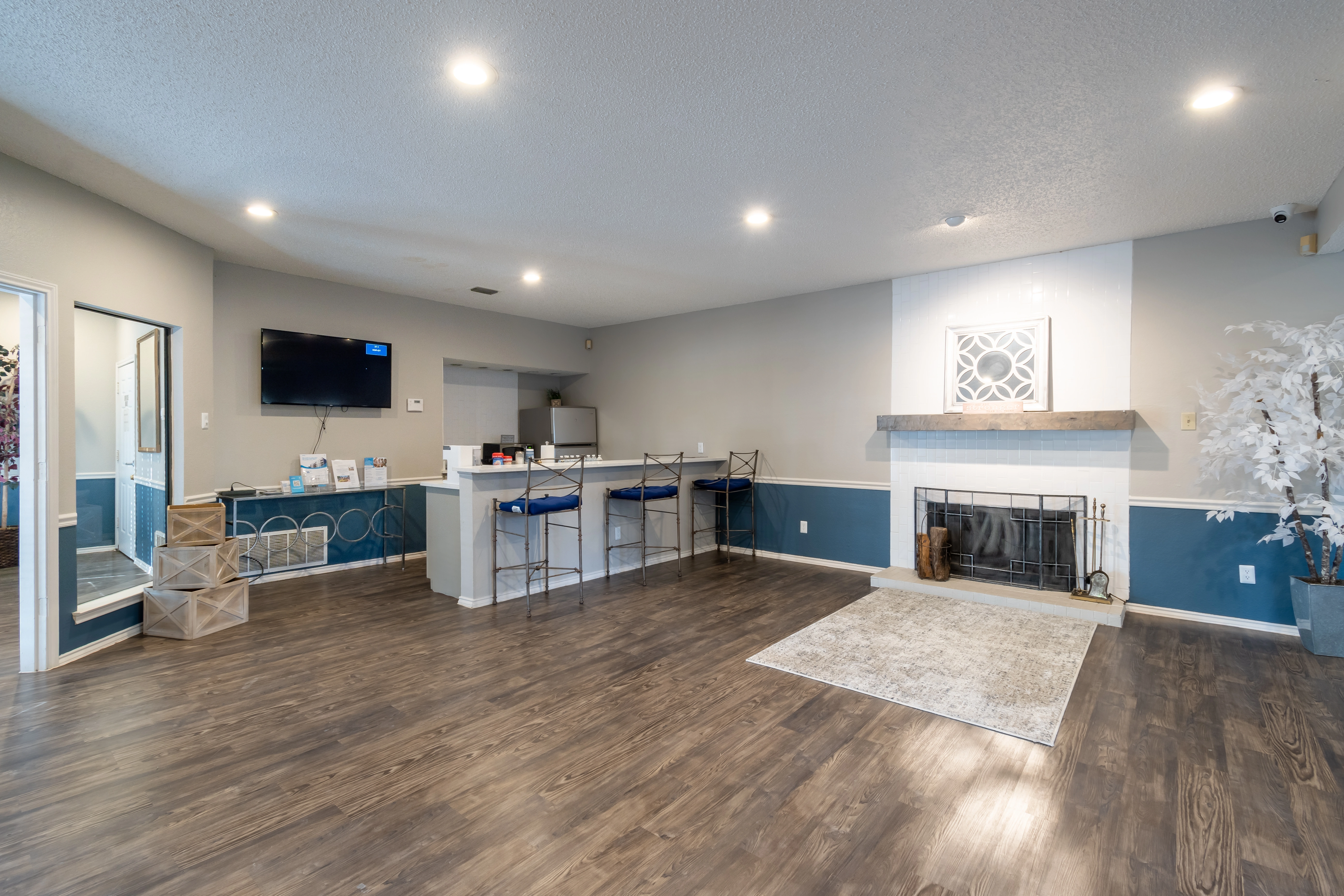 Clubhouse social lounge at La Prada Place Apartment Homes